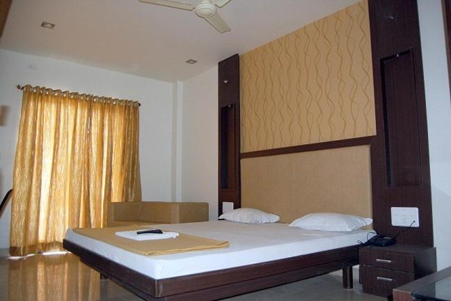 Hotel Sangram Palace Shirur Bagian luar foto