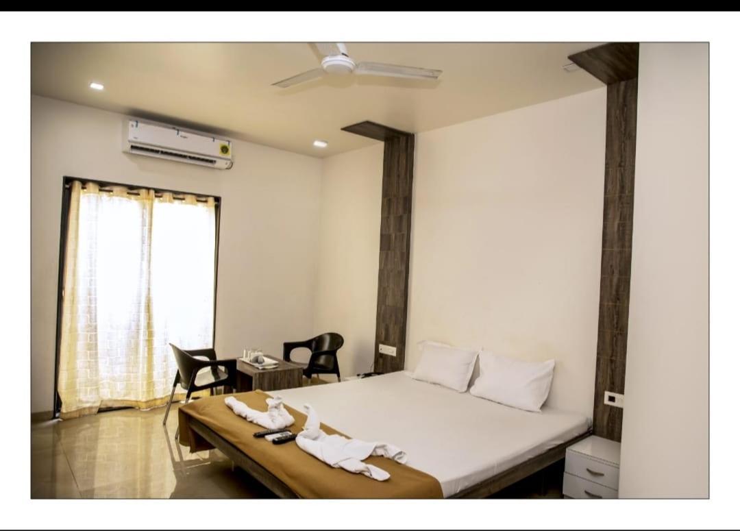 Hotel Sangram Palace Shirur Bagian luar foto