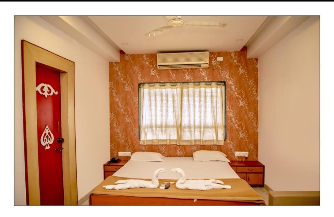 Hotel Sangram Palace Shirur Bagian luar foto