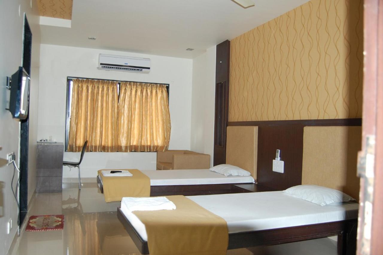 Hotel Sangram Palace Shirur Bagian luar foto