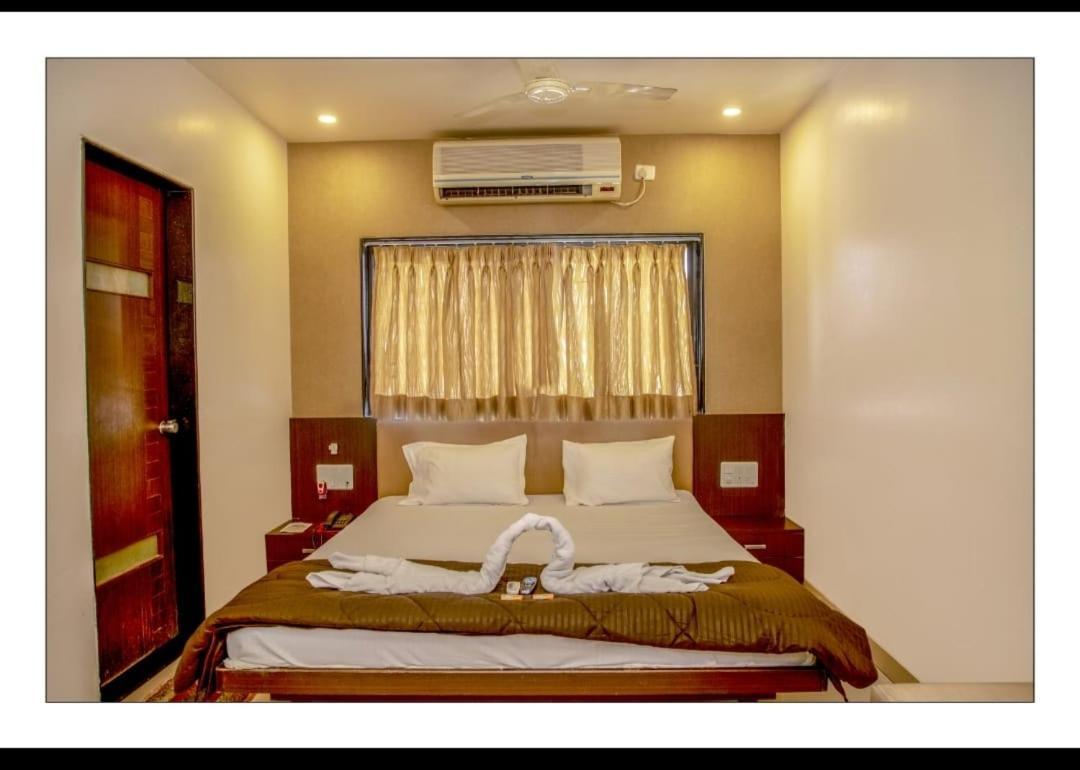 Hotel Sangram Palace Shirur Bagian luar foto