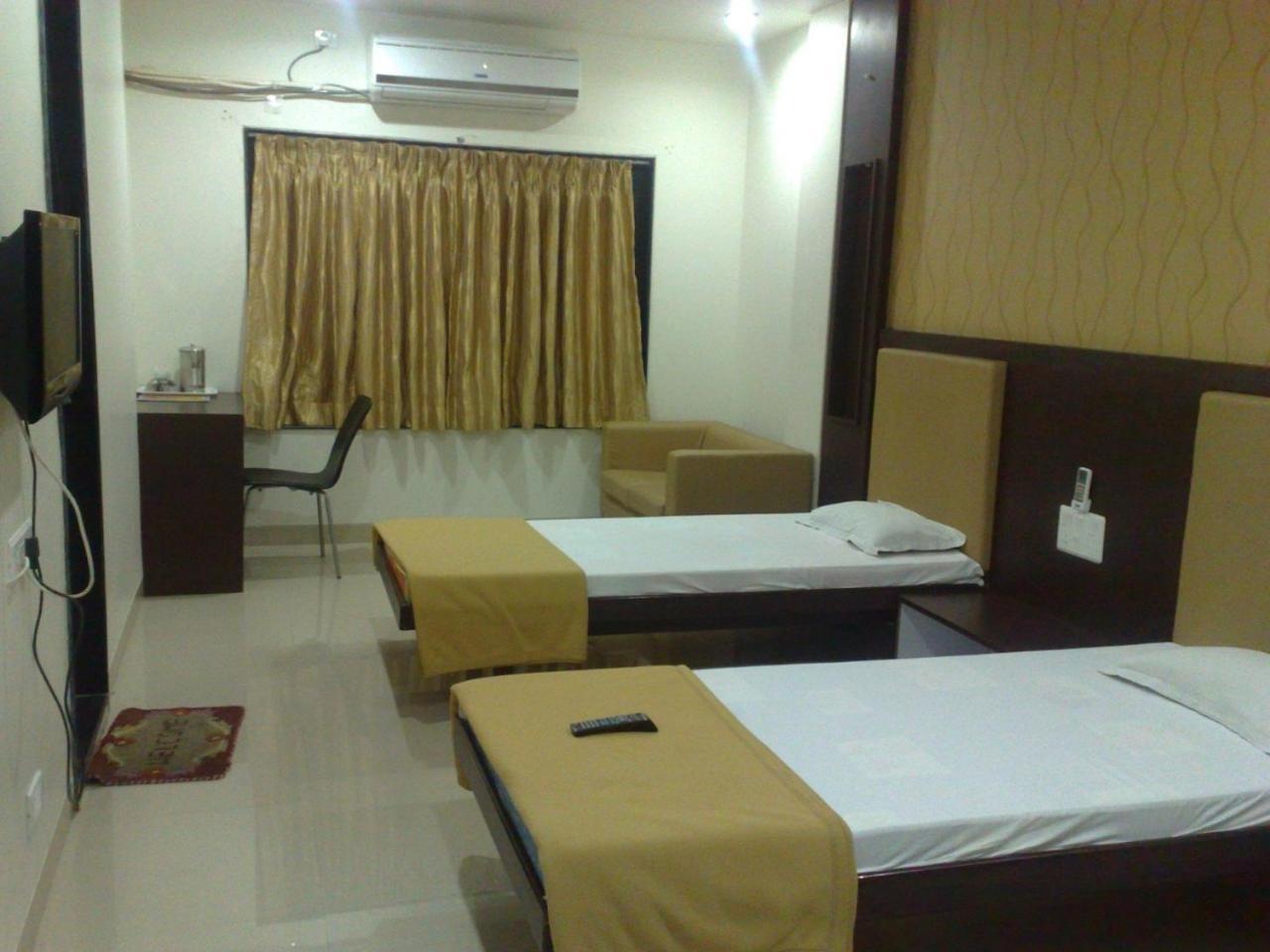 Hotel Sangram Palace Shirur Bagian luar foto